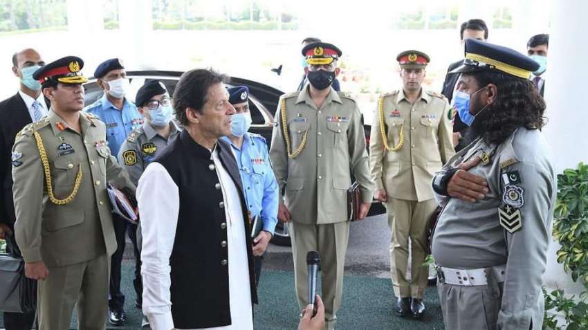 اسلام آباد، وزیراعظم عمران خان ٹوٹے بازو کے ساتھ ڈیوٹی انجام ..