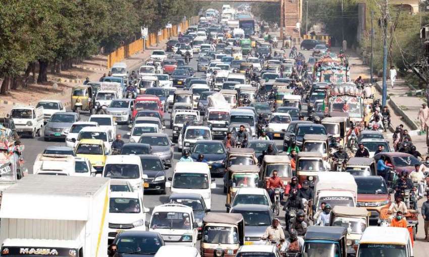 کراچی، پی ایس ایل ایونٹ کے باعث یونیورسٹی روڈ پر ٹریفک جام ..