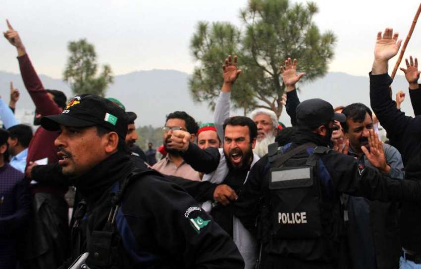 اسلام آباد، پارلیمنٹ لاجز کے باہر مسلم لیگ ن کے رہنماؤں ..