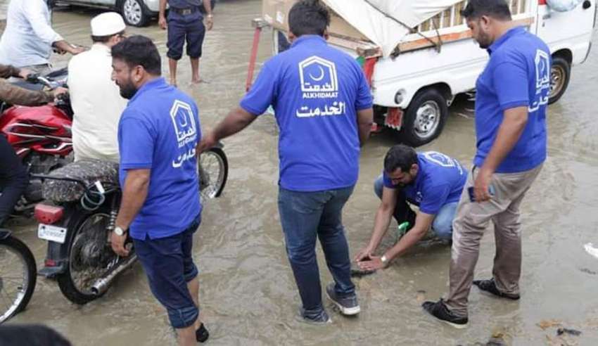 کراچی، جماعت اسلامی کے رضا کار بارش کے بعد شہر میں پیدا ہونے ..