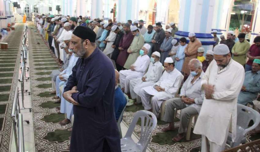 کراچی، مقامی مسجد میں رمضان المبارک کی دوسری تراویح ادا ..