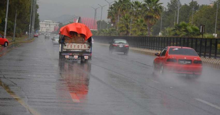 اسلام آباد، وفاقی دارالحکومت میں ہونے والی بارش کے دوران ..