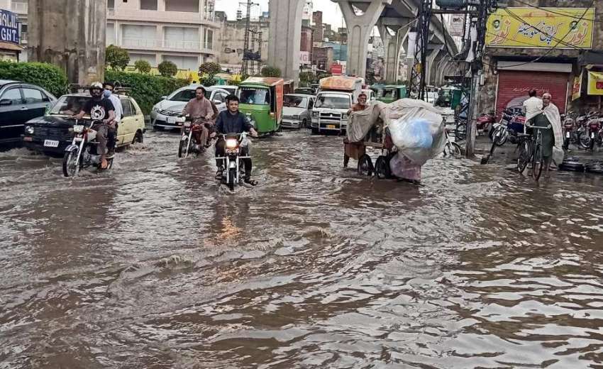 راولپنڈی، موسلا دھار بارش کے بعد مری روڈ تالاب کا منظر پیش ..