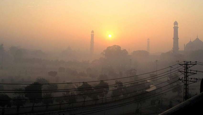 لاہور، صوبائی دارالحکومت میں طلوع آفتاب کا خوبصورت منظر۔