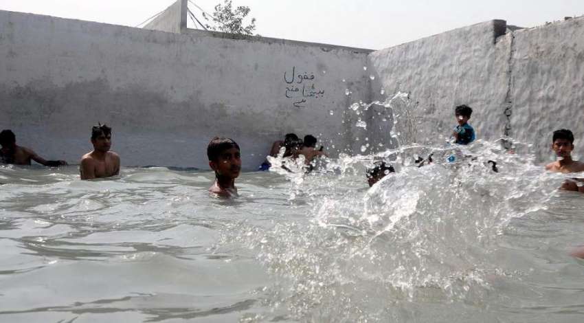 راولپنڈی، گرمی کی شدت کم کرنے کیلئے بچے مقامی تالاب میں ..