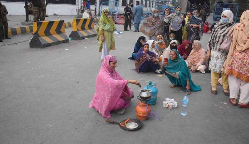 لاہور، دھرنے میں شریک ایک لیڈی ہیلتھ ورکر سلنڈر پر چائے ..