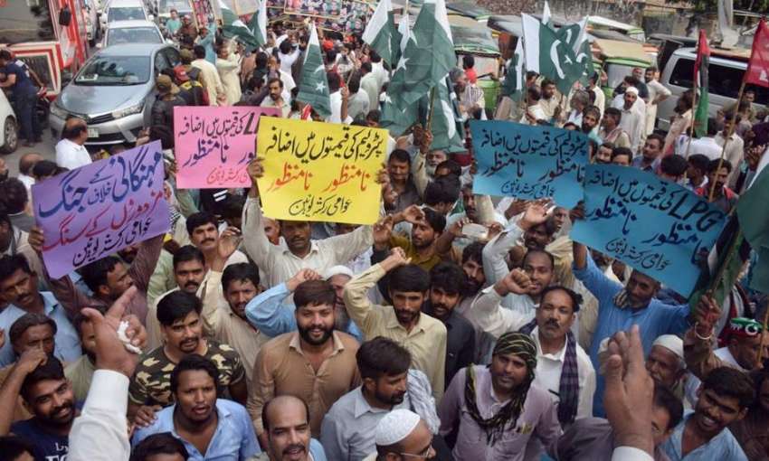 لاہور، عوامی رکشہ یونین کے زیر اہتمام مہنگائی اور پیٹرولیم ..