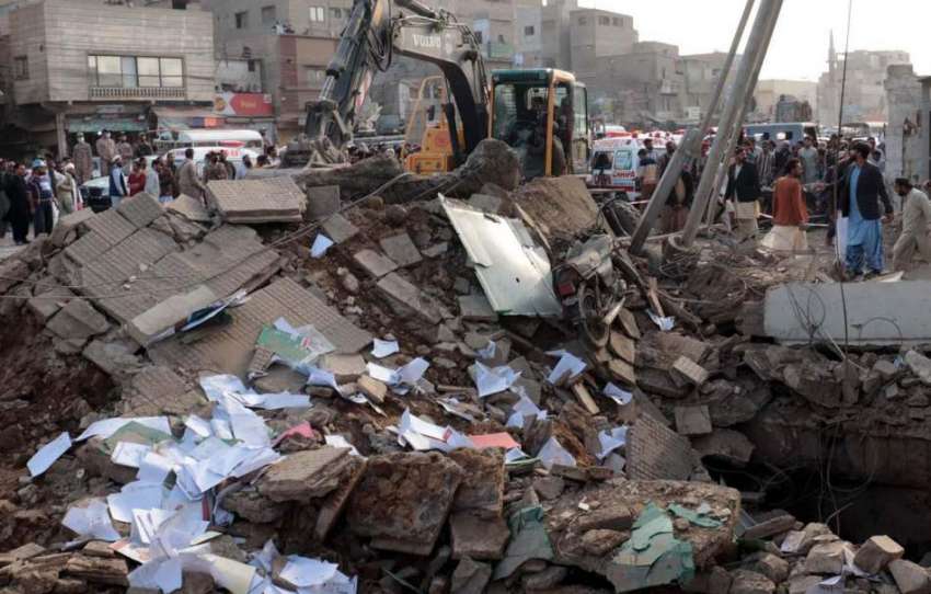 کراچی، شیرشاہ پراچہ چوک پر نجی بینک کی عمارت میں ہونے والے ..