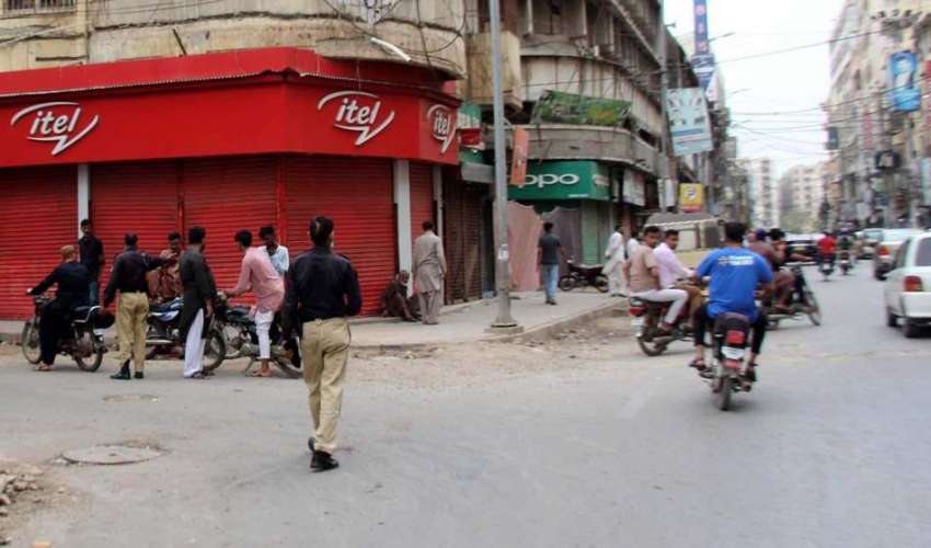 کراچی، صدر موبائل مارکیٹ میں پولیس اہلکار ایس او پیز پر ..