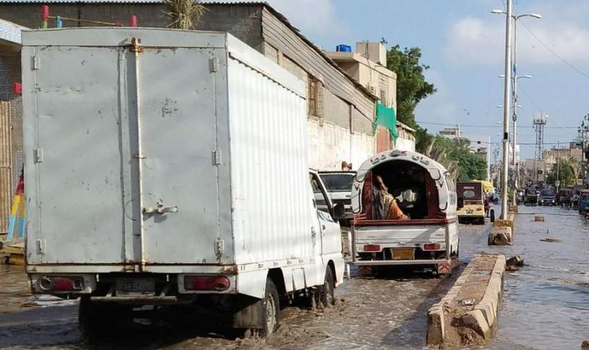 کراچی، خدادا کالونی کے پاس بارش کا پانی جمع ہے جس کی وجہ ..