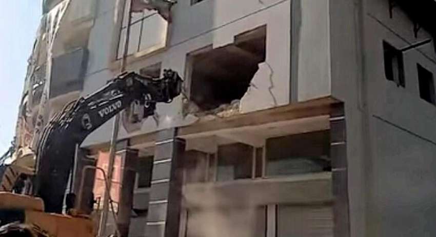 کراچی، سپریم کورٹ کے احکامات کے مطابق نیسلہ ٹاور کو منہدم ..