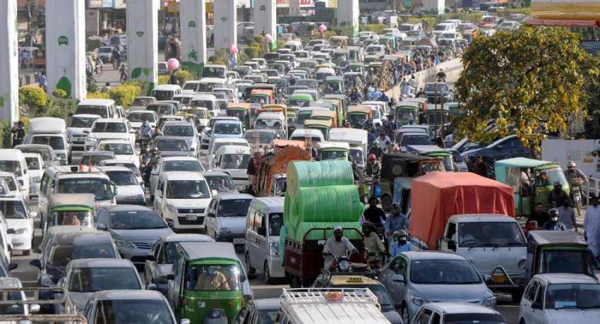 راولپنڈی، مری روڈ پر ٹریفک جام کا ایک منظر۔