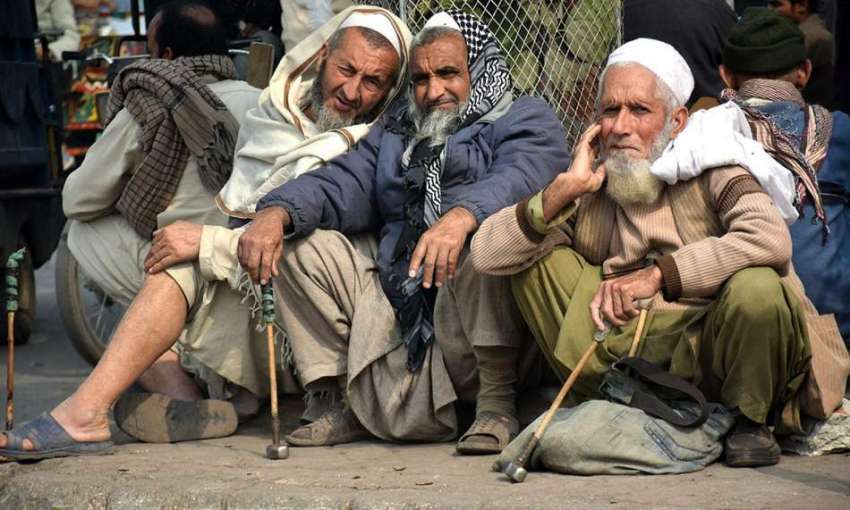 لاہور، بزرگ مزدور بھاٹی چوک میں رزق کی تلاش میں بیٹھے ہیں۔