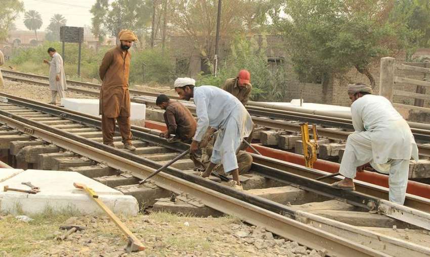 لاہور، شاہدرہ پھاٹک پر ملازمین ریلوے ٹریک کی مرمت کے کام ..