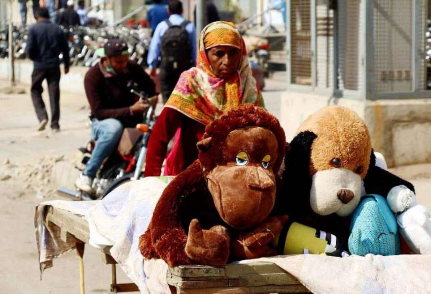 کراچی، ایک معمر خاتون گھر کی کفالت کیلئے ریڑھی پر فروخت ..