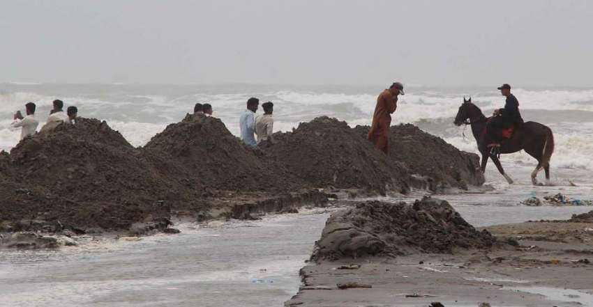 کراچی، سی ویو پر دفعہ 144 نافذ ہونے کے باوجود شہری کچے کے راستے ..