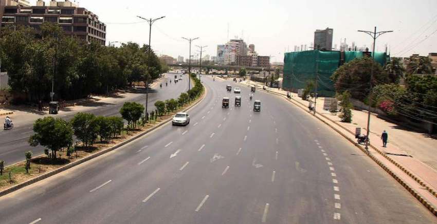 کراچی، شہر قائد میں پڑنے والی سخت گرمی کے باعث شارع فیصل ..
