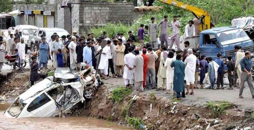 اسلام آباد، مقامی انتظامیہ سیکٹر ای الیون میں سیلابی پانی ..