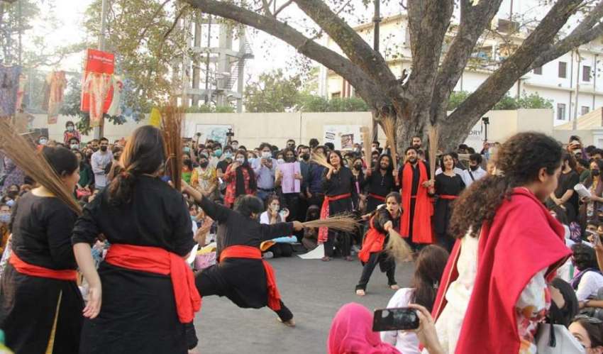 لاہور، خواتین کے عالمی دن کے موقع پر عورت مارچ کے شرکاء پنجاب ..