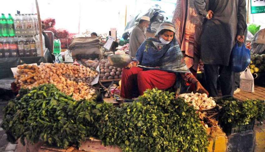 راولپنڈی، رمضان سستا بازار میں خاتون محنت کش سبزیاں فروخت ..