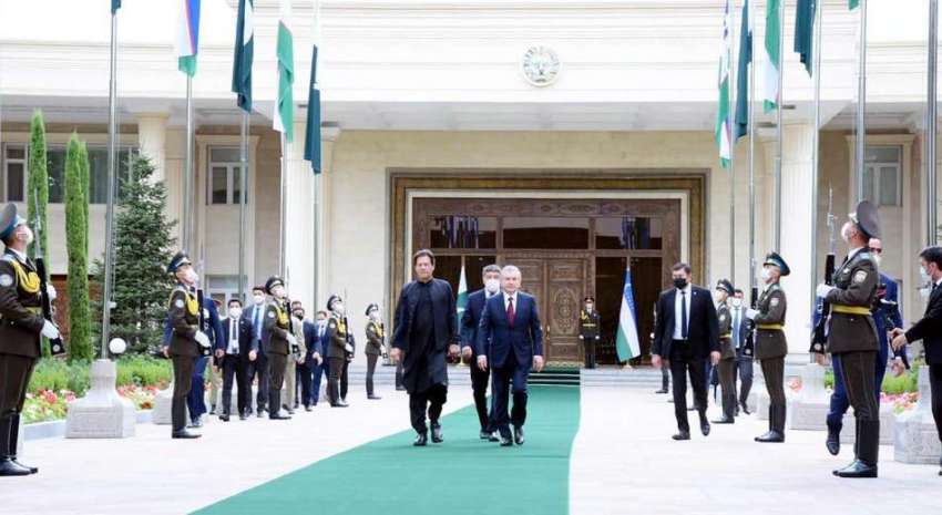 تاشقند، ازبکستان کے صدر کوکسارے محل پہنچنے پر وزیراعظم ..