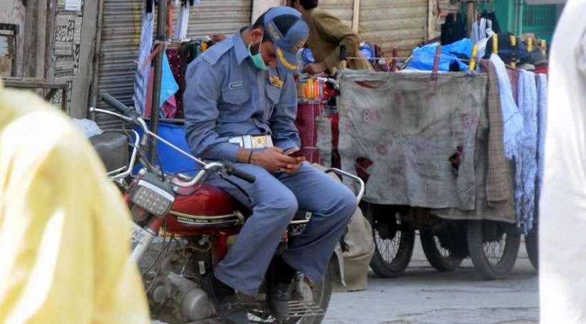 راولپنڈی، راجہ بازار میں شدید ٹریفک جام کی پروا کئے بغیر ..