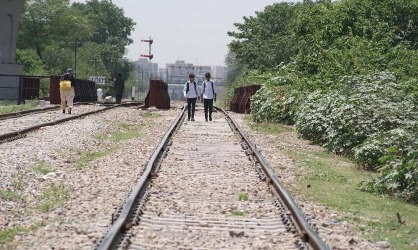 راولپنڈی، ریلوے ٹریک کی پٹڑی پر خطرناک انداز میں طلبہ پیدل ..