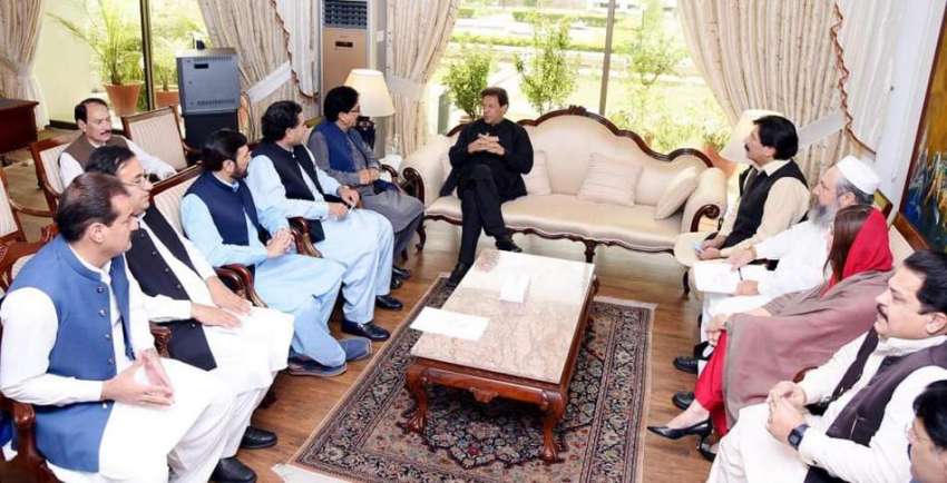 اسلام آباد، وزیراعظم عمران خان سے پارلیمنٹیرینز کا گروپ ..
