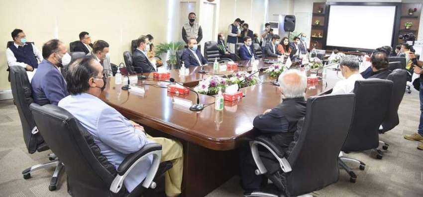 کراچی، گورنر سندھ عمران اسماعیل کو کے الیکٹرک کے عہدیداران ..