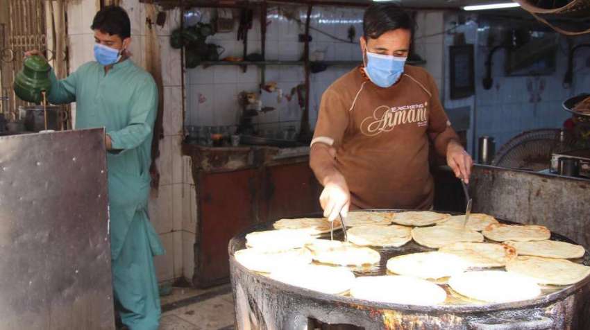 کراچی، مقامی ہوٹل میں ایس او پیز اپنائے ملازمین پراٹھا اور ..