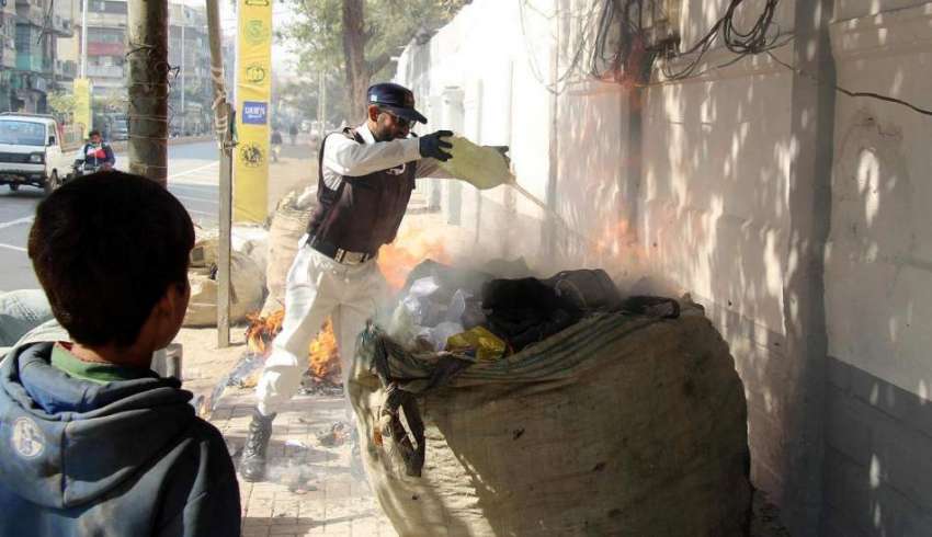 کراچی، برنس روڈ پر بجلی کی تاروں کے قریب کچرے میں لگائی جانے ..