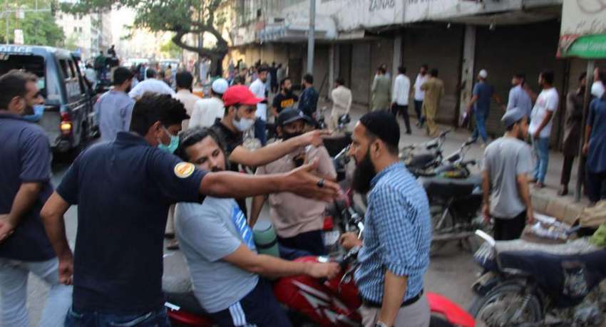 کراچی، صدر میں 6 بجے کے بعد پولیس اہلکار زینب مارکیٹ کو بند ..
