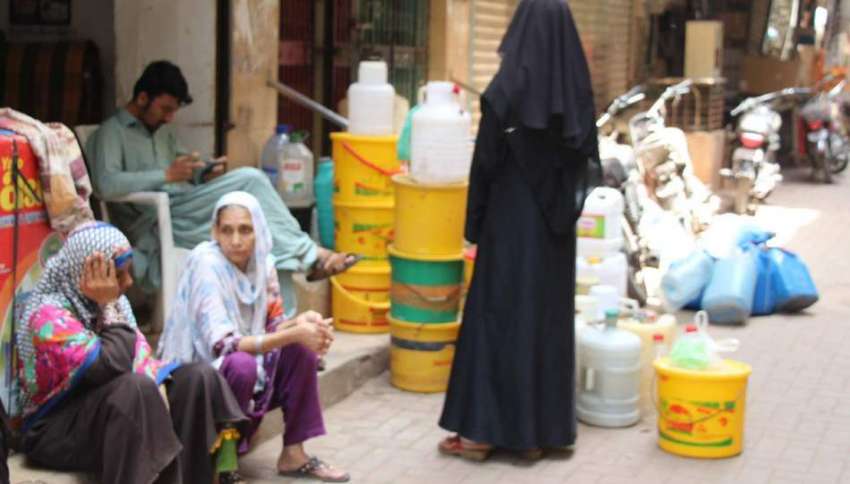 کراچی، نیا آباد میں پانی کی قلت کے باعث خواتین روزے میں پانے ..