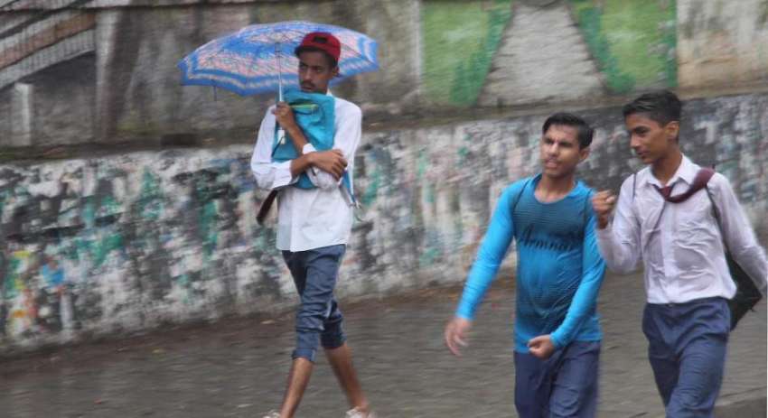 کراچی، طلبہ مون سون کی بارش کے دوران بورڈ کے امتحان دے کر ..