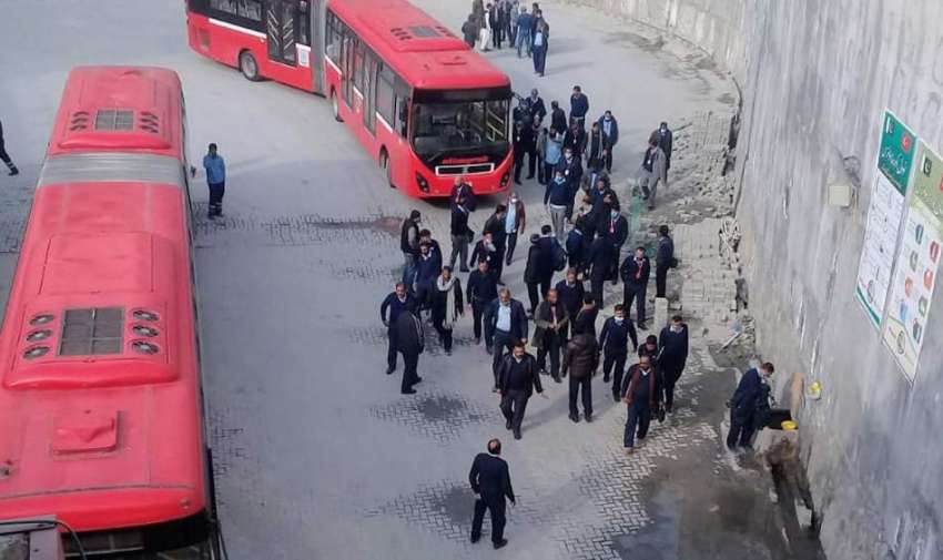 راولپنڈی، میٹرو بس کے ملازمین تنخواہوں کی عدم ادائیگی پر ..