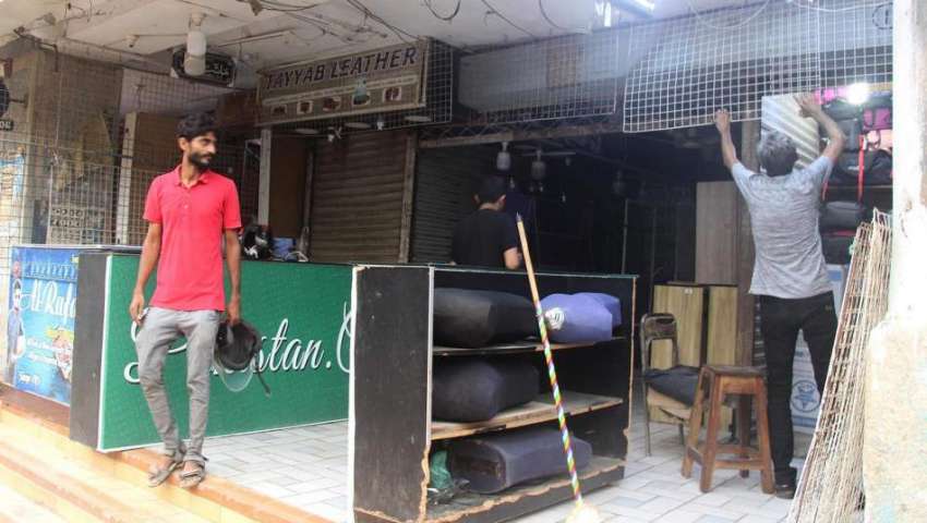 کراچی، 6 بجے کے بعد دکاندار اپنا کاروبار بند کر رہے ہیں۔