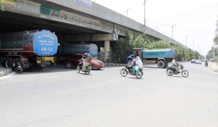 کراچی، نیپا چورنگی پر محرم الحرام کے جلوس کیلئے سڑک کو ٹرک ..