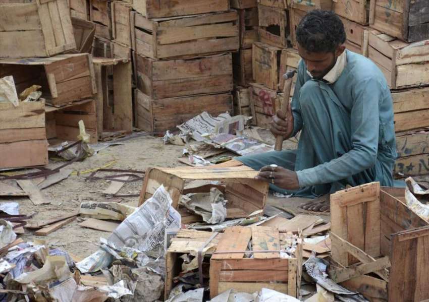 کراچی، دیہاڑی دار محنت کش مزدور فروخت کے پرانے لکڑی کے کارٹن ..