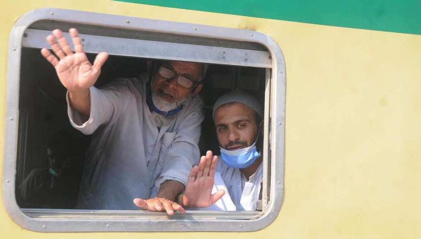 راولپنڈی، ریل گاڑی میں بیٹھے مسافر ہاتھ ہلا کر اپنے پیاروں ..