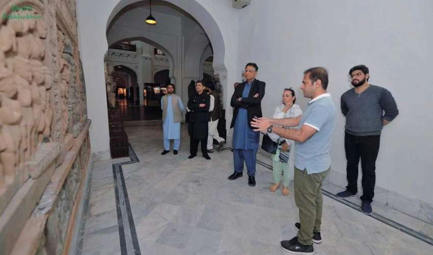 پشاور، وفاقی وزیر اسد عمر کو ڈائریکٹر آرکیالوجی ڈاکٹر عبدالصمد ..