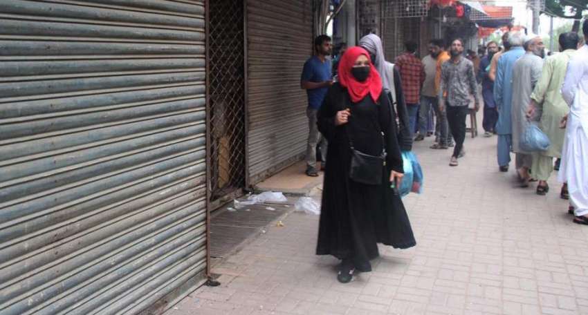 کراچی، 6 بجے کے بعد زینب مارکیٹ بند ہونے کے باعث خواتین واپس ..