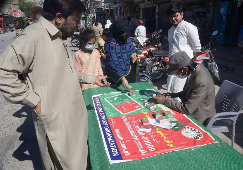 راولپنڈی، یو سی 29 سے اہل علاقہ صحت کارڈ وصول کر رہے ہیں۔