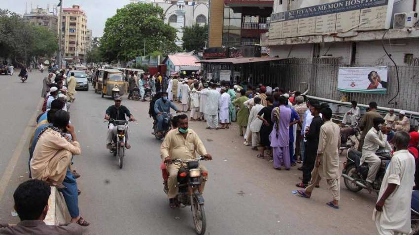 کراچی، شہری کتیانہ میمن ہسپتال میں کورونا وباء سے بچاؤ کی ..