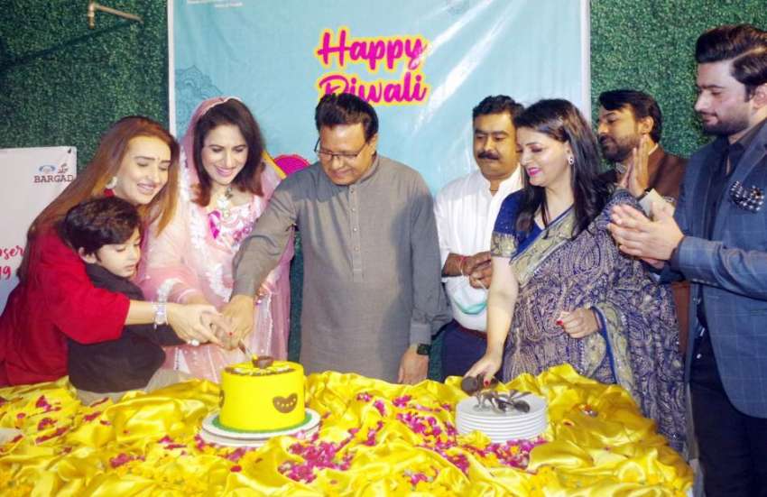 لاہور، صوبائی اعجاز عالم آگسٹین دیوالی کی مناسبت سے کیک ..