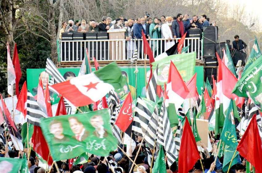 اسلام آباد، پی ڈی ایم کے احتجاجی مظاہرے میں کارکن جھنڈے ..