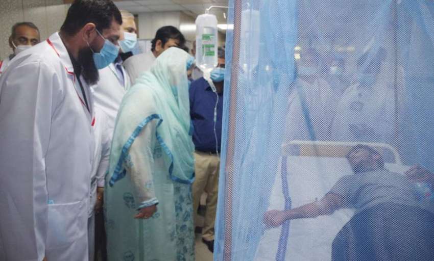 لاہور، صوبائی وزیر صحت ڈاکٹر یاسمین راشد جنرل ہسپتال میں ..
