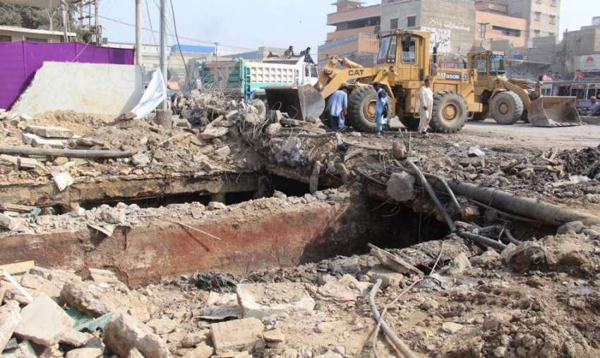 کراچی، شیرشاہ پراچہ چوک پر گیس دھماکے کے بعد تیسرے روز ملبہ ..
