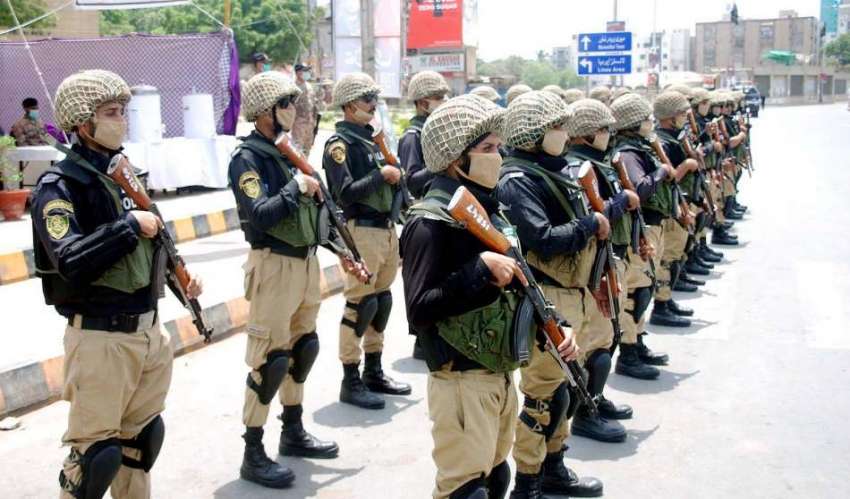 کراچی، 8 محرم الحرام کے جلوس کی سیکورٹی کے پیش نظر پولیس ..