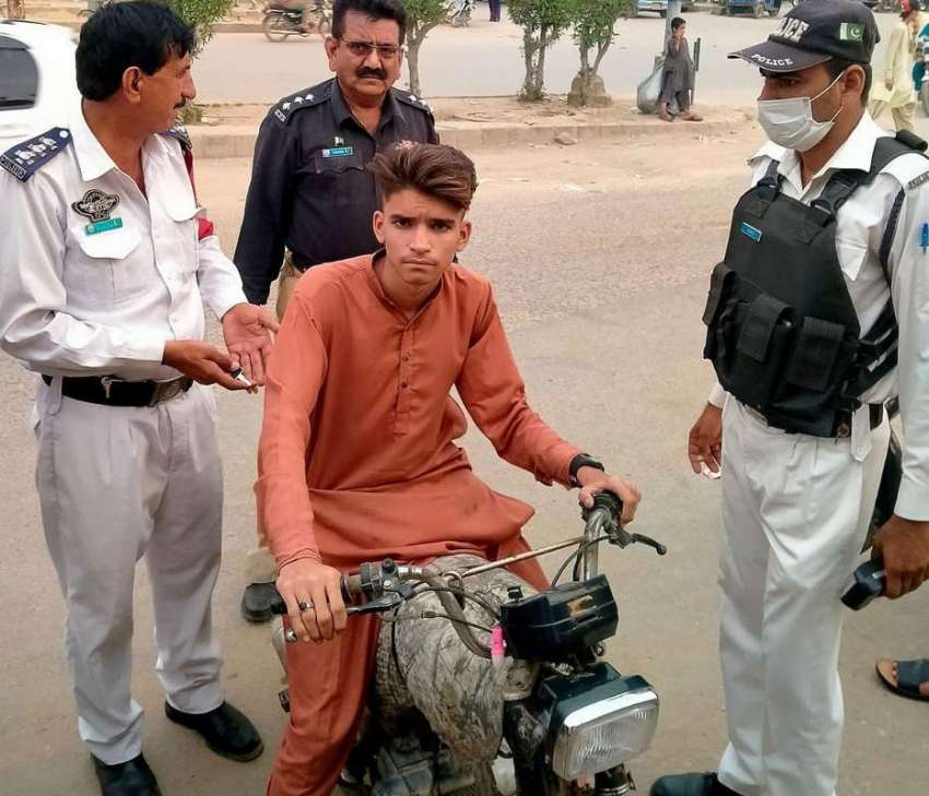 کراچی، عدالت کے حکم پر کم عمر موٹر سائیکل سوار لڑکے کو پولیس ..