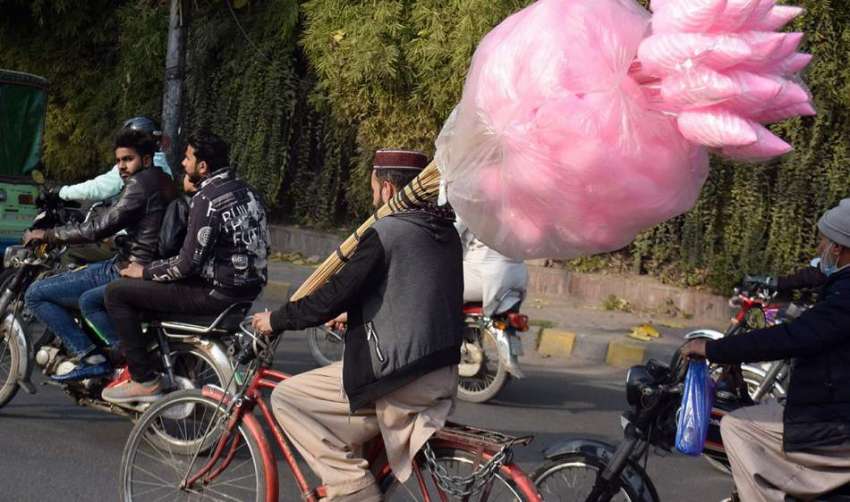 لاہور، ایک محنت کش سائیکل پر لچھے فروخت کرنے کیلئے جا رہا ..